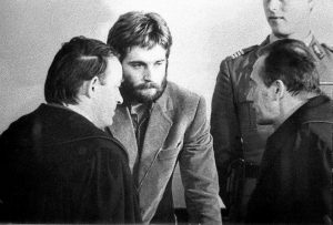 Władysław Frasyniuk podczas swego procesu przed Sądem Wojewódzkim we Wrocławiu w listopadzie 1982 r. Obok jego obrońcy - z lewej Henryk Rossa, z prawej - Stanisław Afenda. Autor zdjęcia nieznany